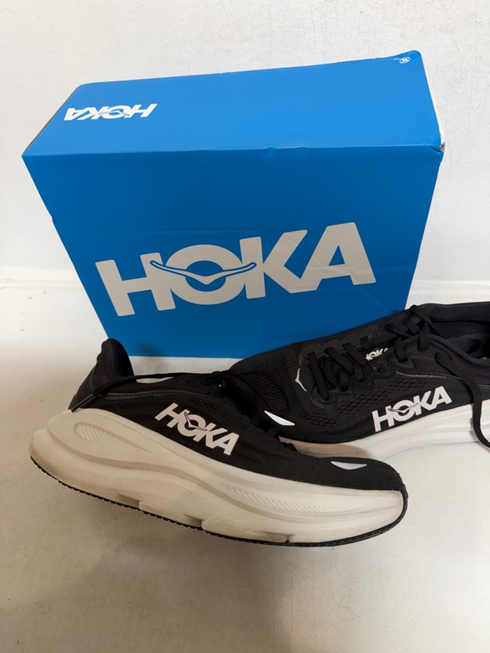 Hoka Black and White sneakers shoes Bondi 9 Sz 7.5 B boxed